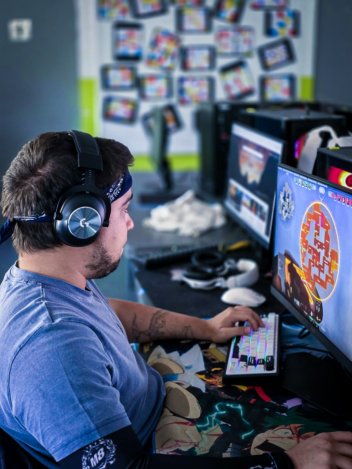 Briefing d'équipe dans la cour de l'école
